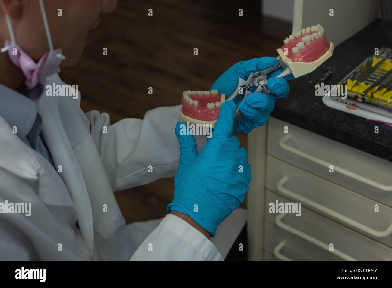 Männliche Zahnarzt Holding künstliche Zähne in der Klinik Stockfoto