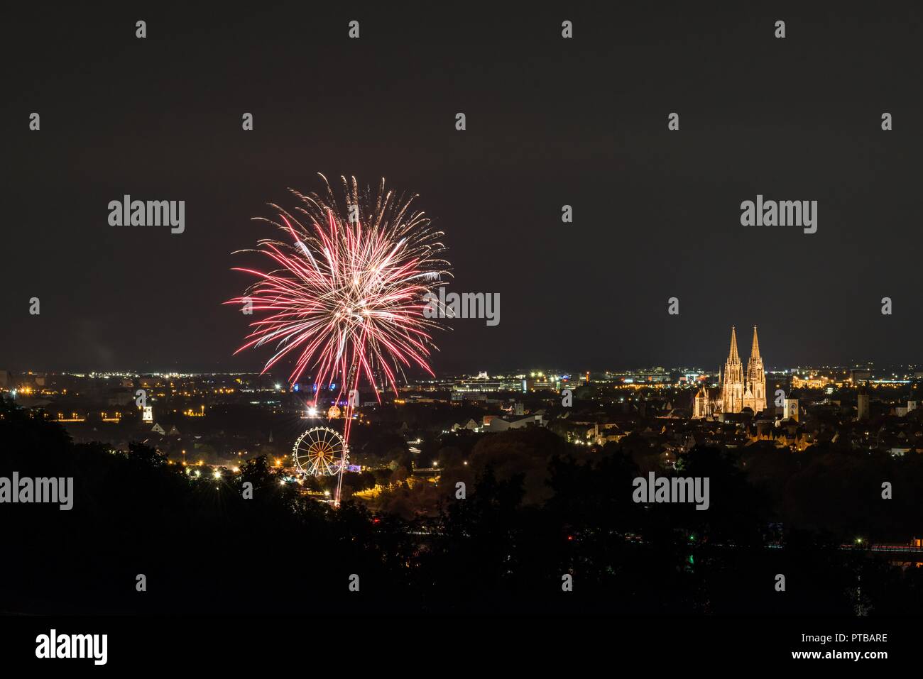 Feuerwerk der Herbstdult mit Riesenrad und Kathedrale in Regensburg, Deutschland Stockfoto