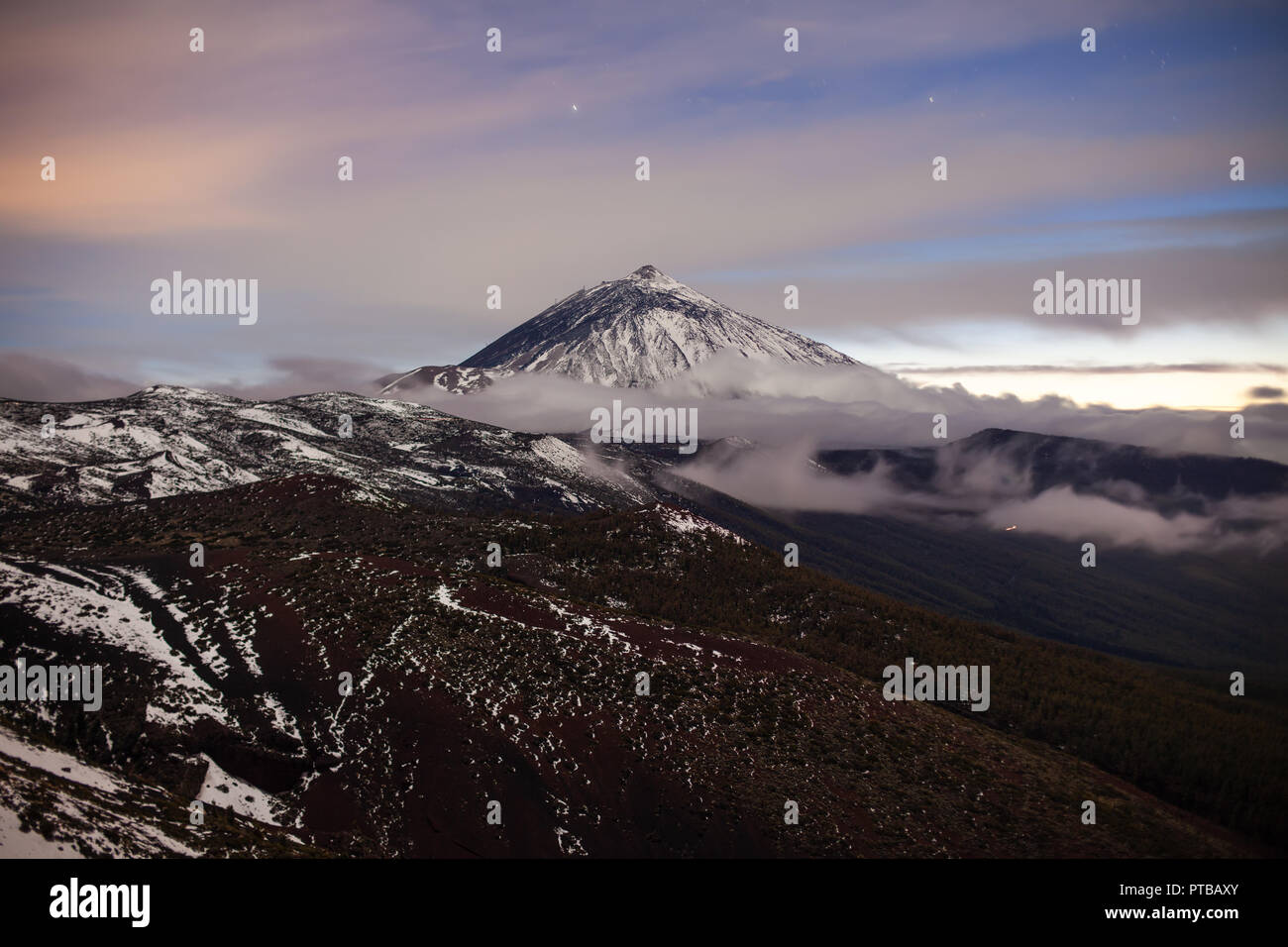Sonnenuntergang über Schnee Vulkan El Teide im Winter. Natur Landschaft Hintergrund Stockfoto