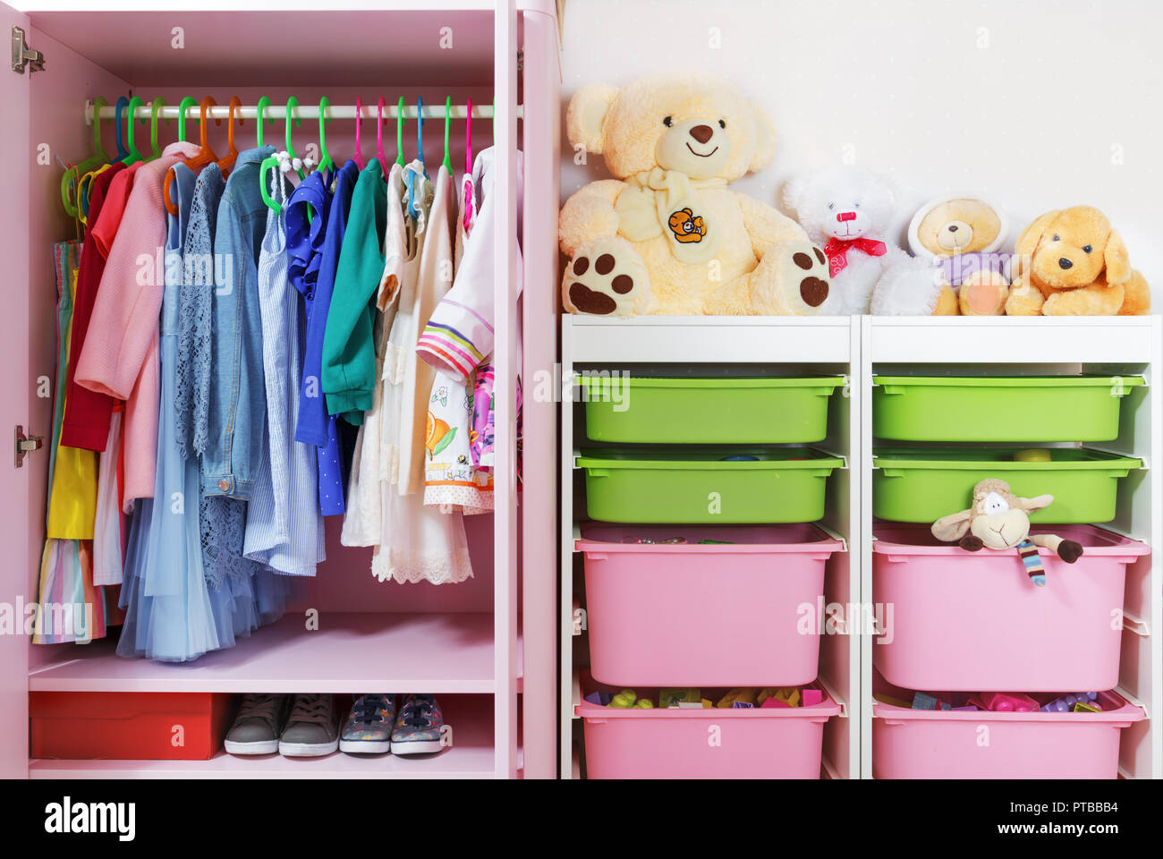 Kleiderschrank im Kinderzimmer. Storage Systems und Storage für das Konzept der Dinge und Kinderspielzeug. Stockfoto