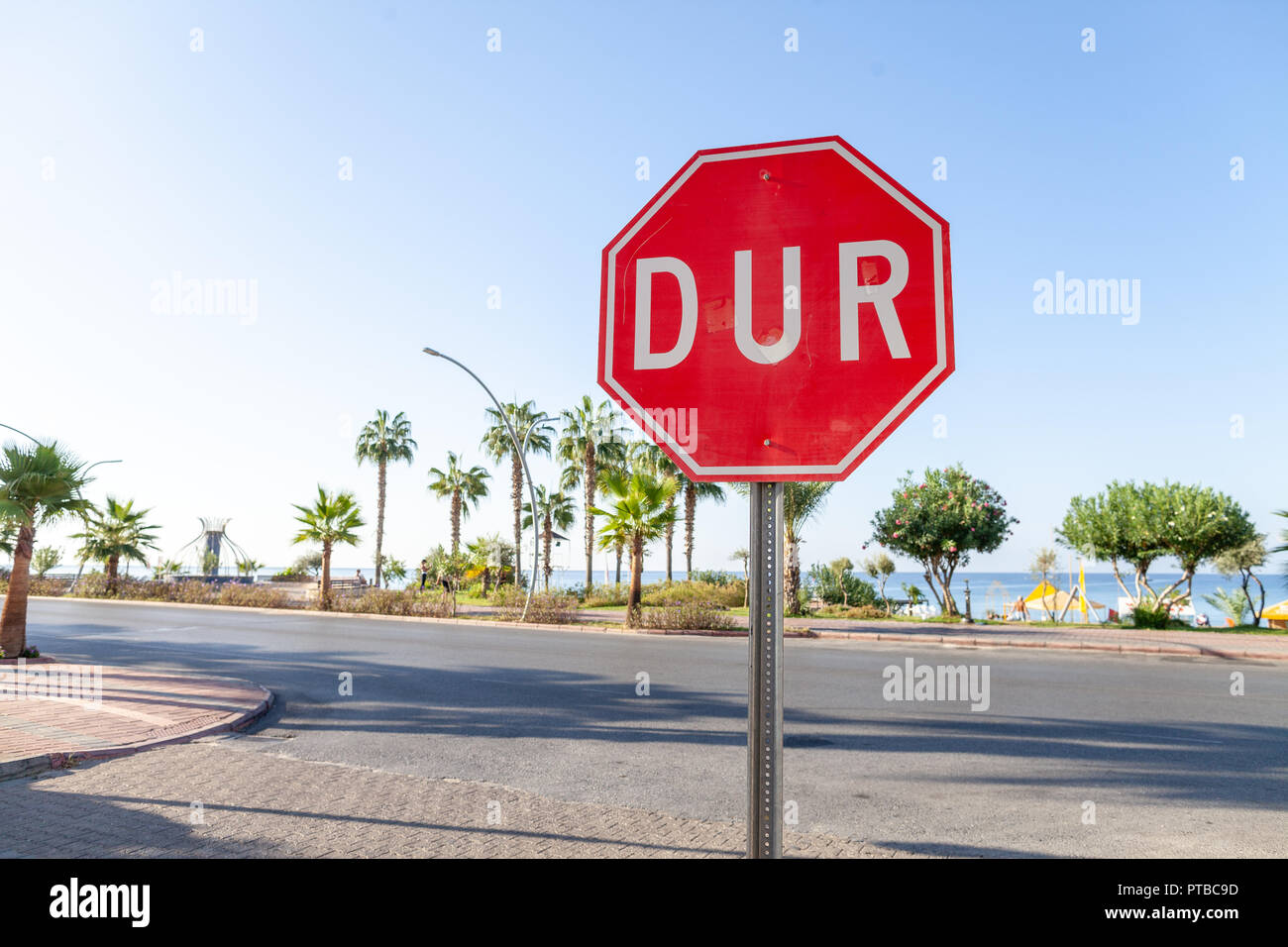 Türkische Stop-Schild auf einer Straße in der Nähe des Strandes. DUR ist das türkische Wort für Stopp. Stockfoto