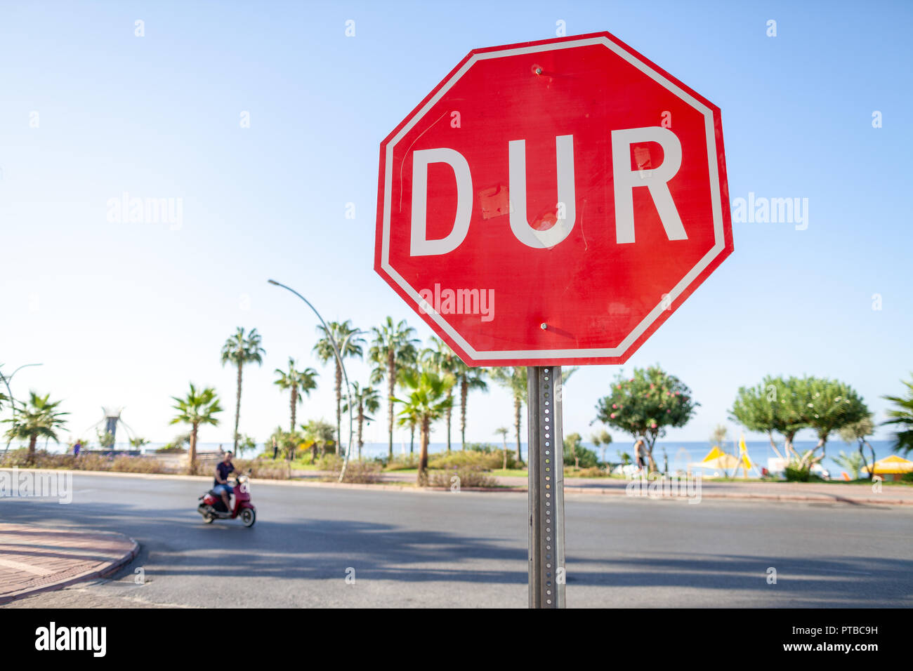 Türkische Stop-Schild auf einer Straße in der Nähe des Strandes. DUR ist das türkische Wort für Stopp. Stockfoto