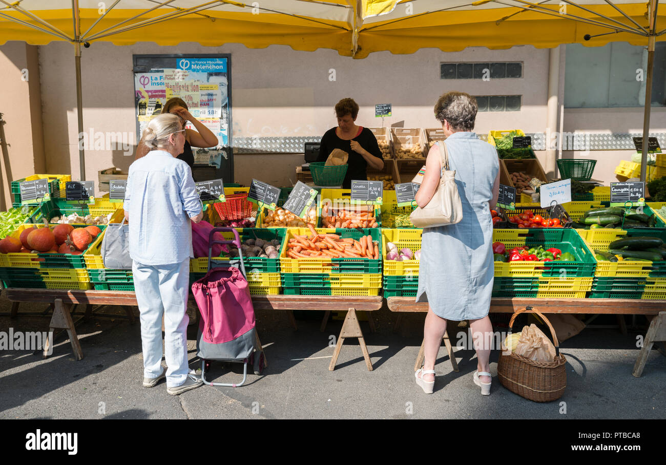 Limousine, Frankreich, 22-Aug-2018, Frau kauf Gemüse auf dem Wochenmarkt in Sedan, der Markt ist der grösste Wochenmarkt in diesem Teil von Norden Frankreich Stockfoto