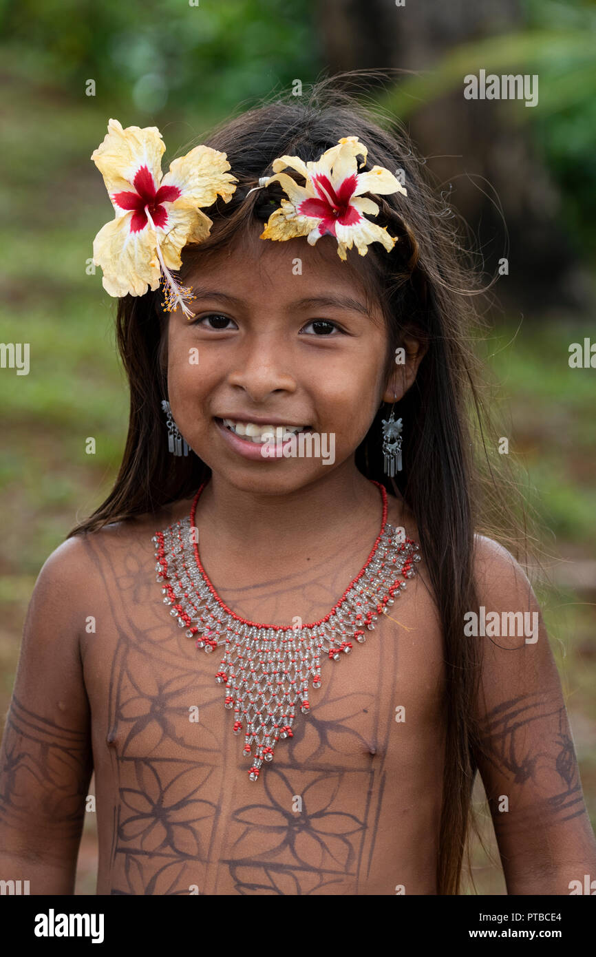 Mittelamerika Panama Gatun See Embera Indian Village Junge Embera