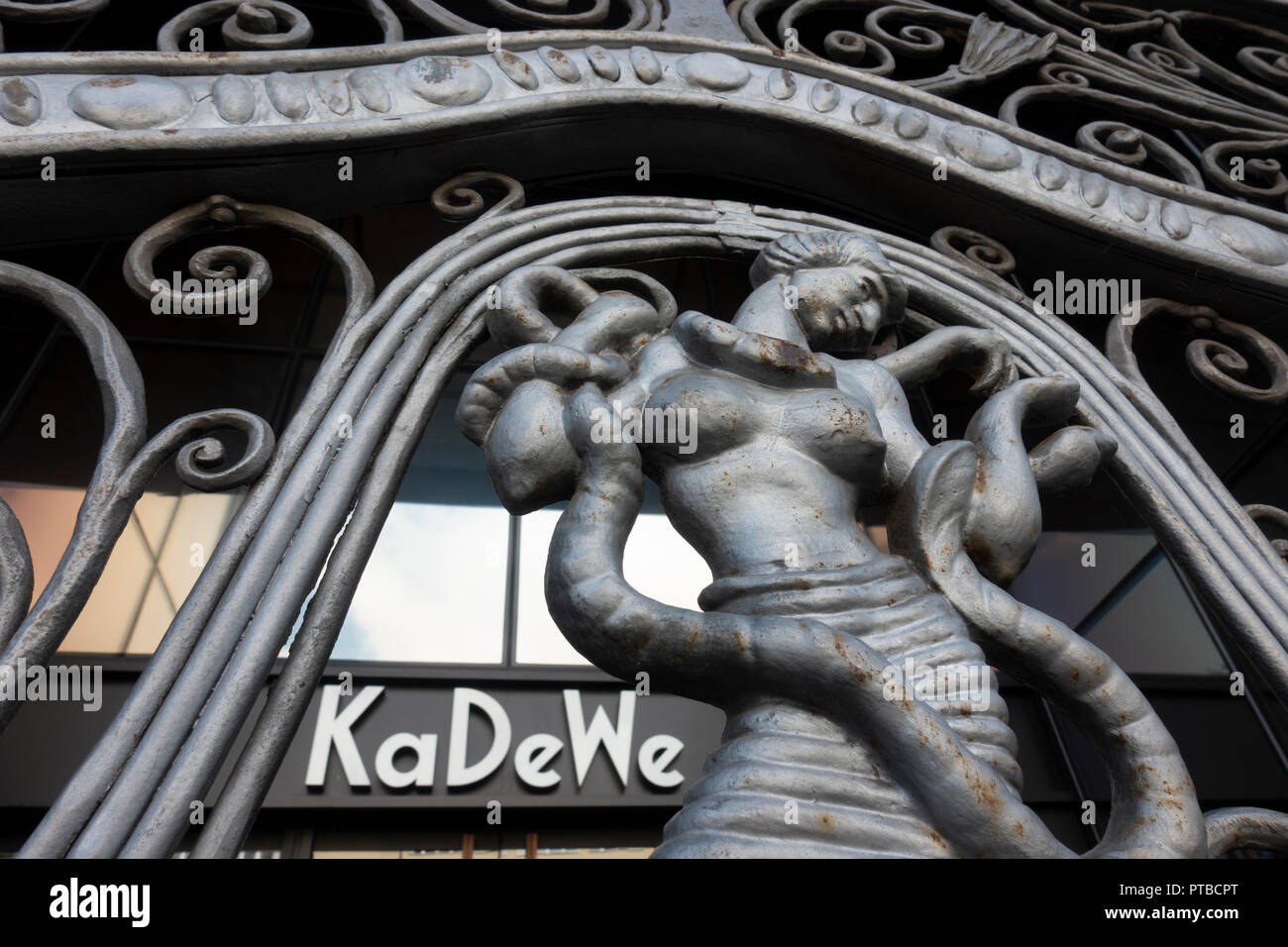 Die Außenseite des KaDeWe mit verzierten Toren am Feiertag, Berlin, Deutschland Stockfoto