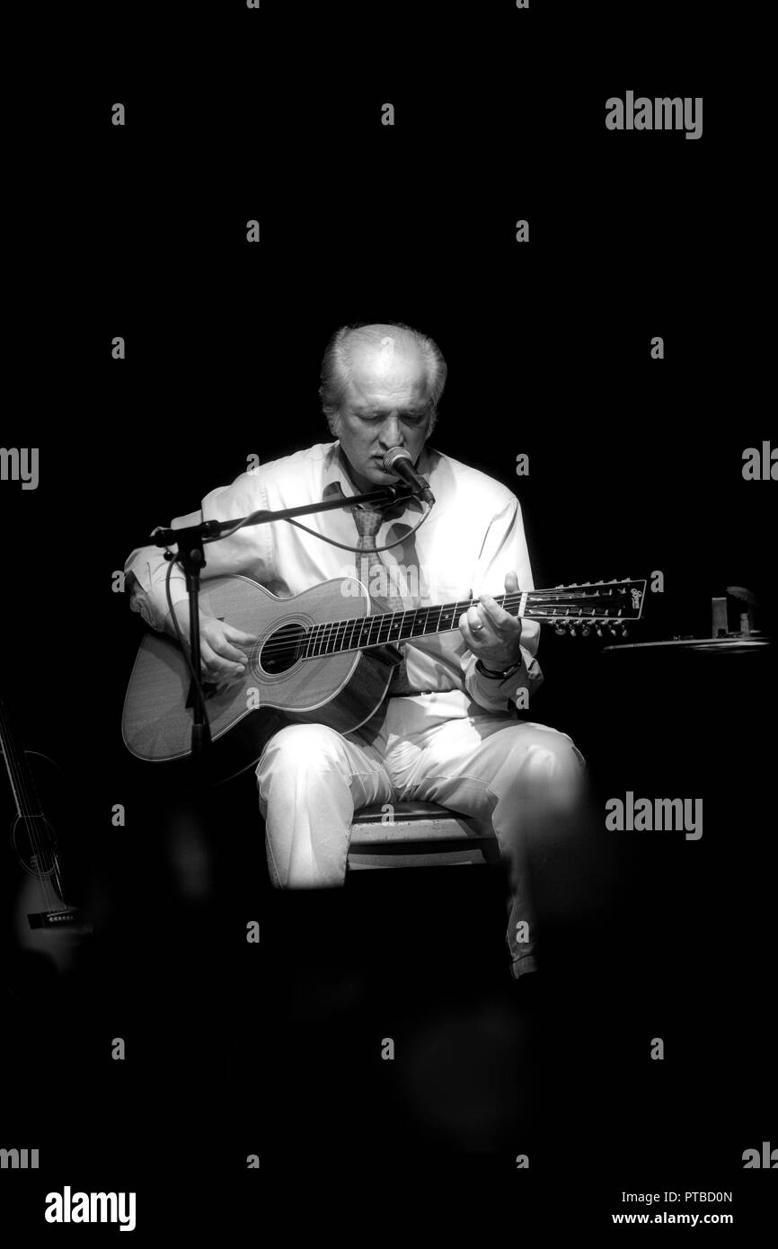 Blues Musiker Steve Phillips spielen eine 12-saitige Gitarre während einer großartigen Leistung bei korks Weinbar Otley West Yorkshire Stockfoto