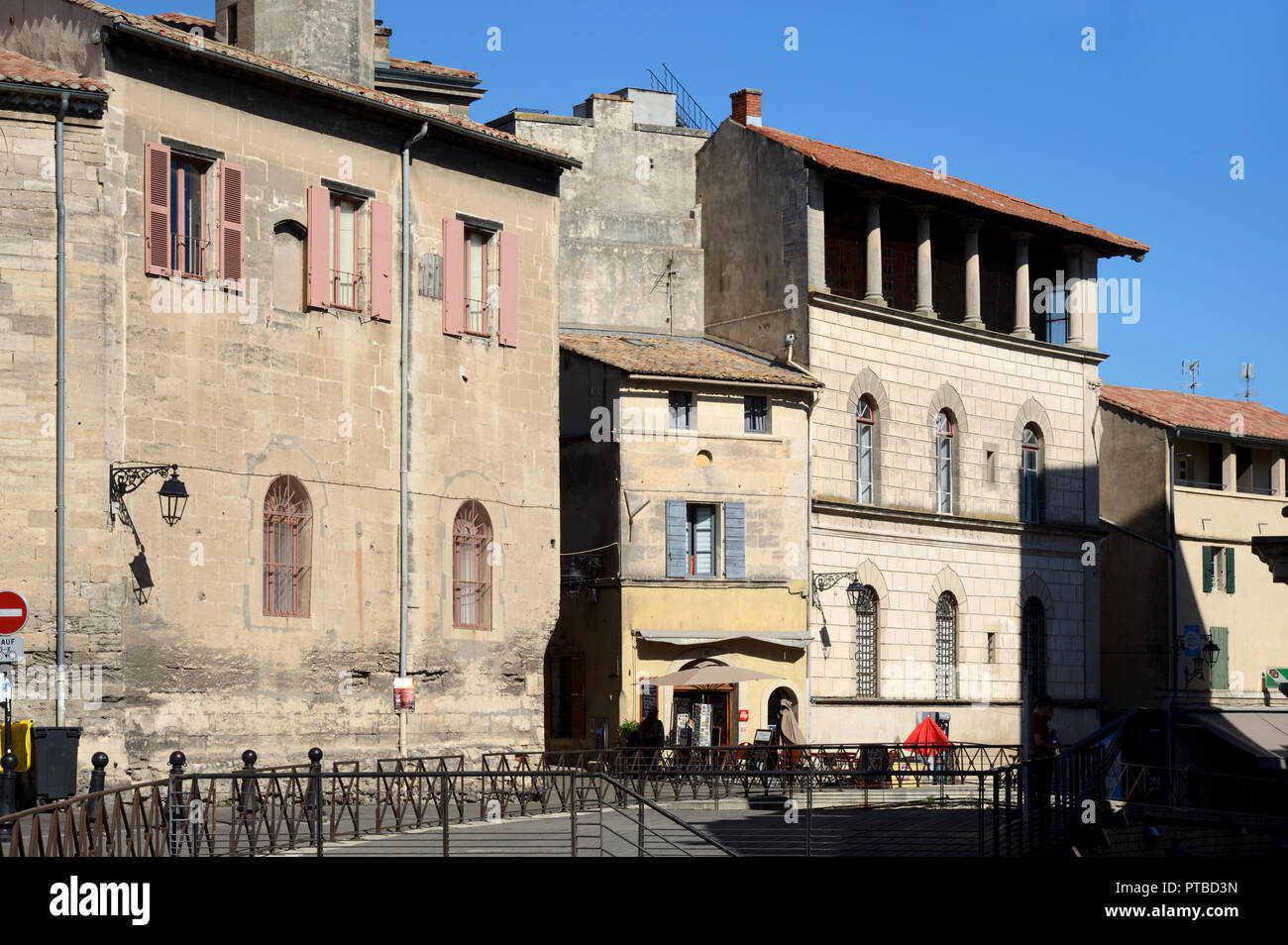 Historische Gebäude mit Blick auf das römische Amphitheater in der Altstadt oder die Altstadt von Arles Provence Frankreich Stockfoto