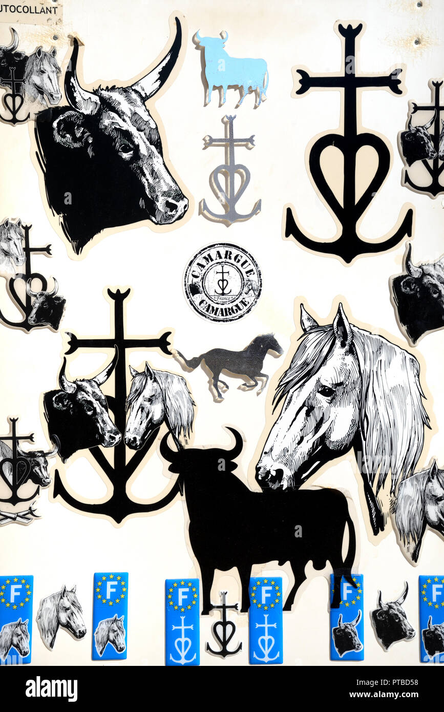 Camargue Auto Aufkleber Andenken einschliesslich Stiere, weiße Pferde und  die Camargue Kreuz im Souvenirshop Arles Provence Frankreich  Stockfotografie - Alamy