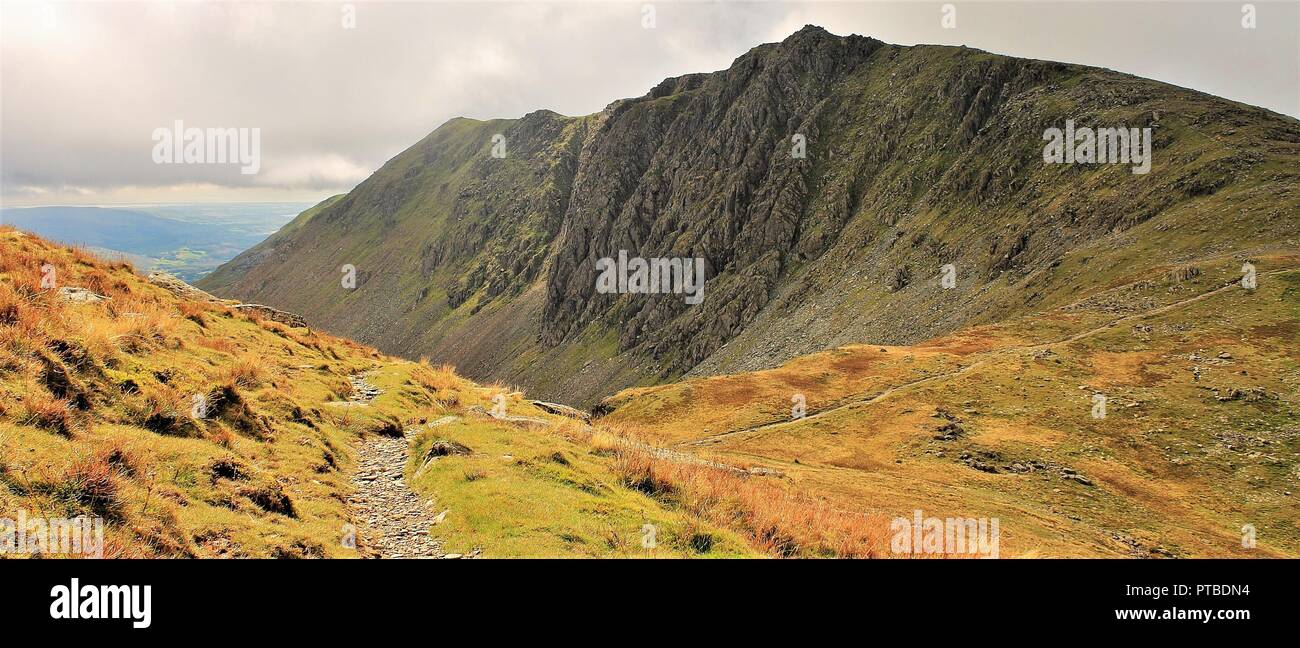 Blick Richtung Dow Crag von Ziegen Hawse in der Nähe von Coniston Old Man im englischen Lake District, Cumbria GROSSBRITANNIEN. Stockfoto