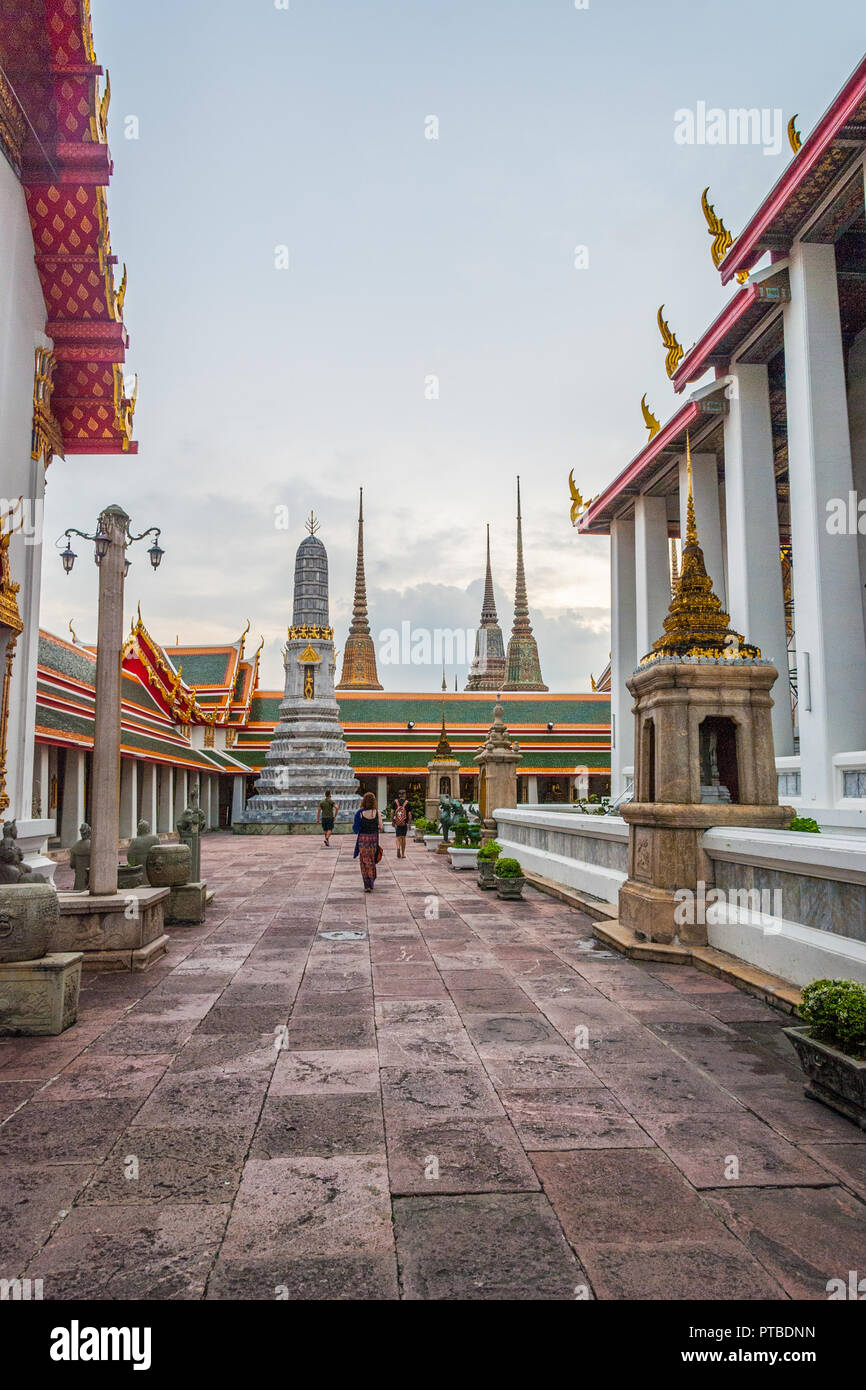 Bangkok, Thailand - Sep 10, 2015: Leute, die Pagoden im Wat Phra Tempel in Bangkok. Stockfoto