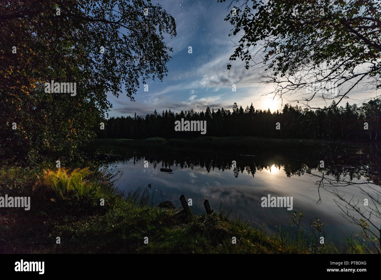Der Mond beleuchtet Ruhe Kiiminki Fluss in Finnland Stockfoto