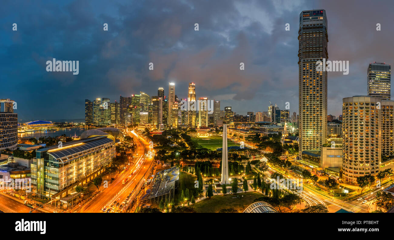 Panoramablick auf das Bankenviertel Skyline bei Nacht, Singapur Stockfoto