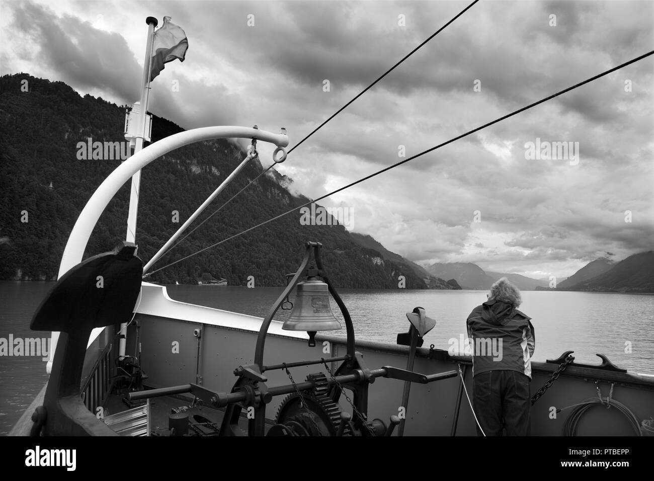 PS Lötschberg (1914 durch Escher-Wyss, Zürich gebaut) Unterwegs auf dem Brienzersee an einem bewölkten Tag, und nähert sich Giessbach. Schwarz und Weiss Stockfoto