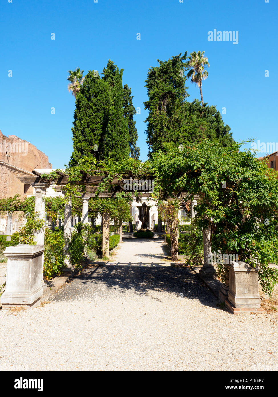 Gärten am Eingang - Nationalen Römischen Museum - die Bäder von Diocletian - Rom, Italien Stockfoto