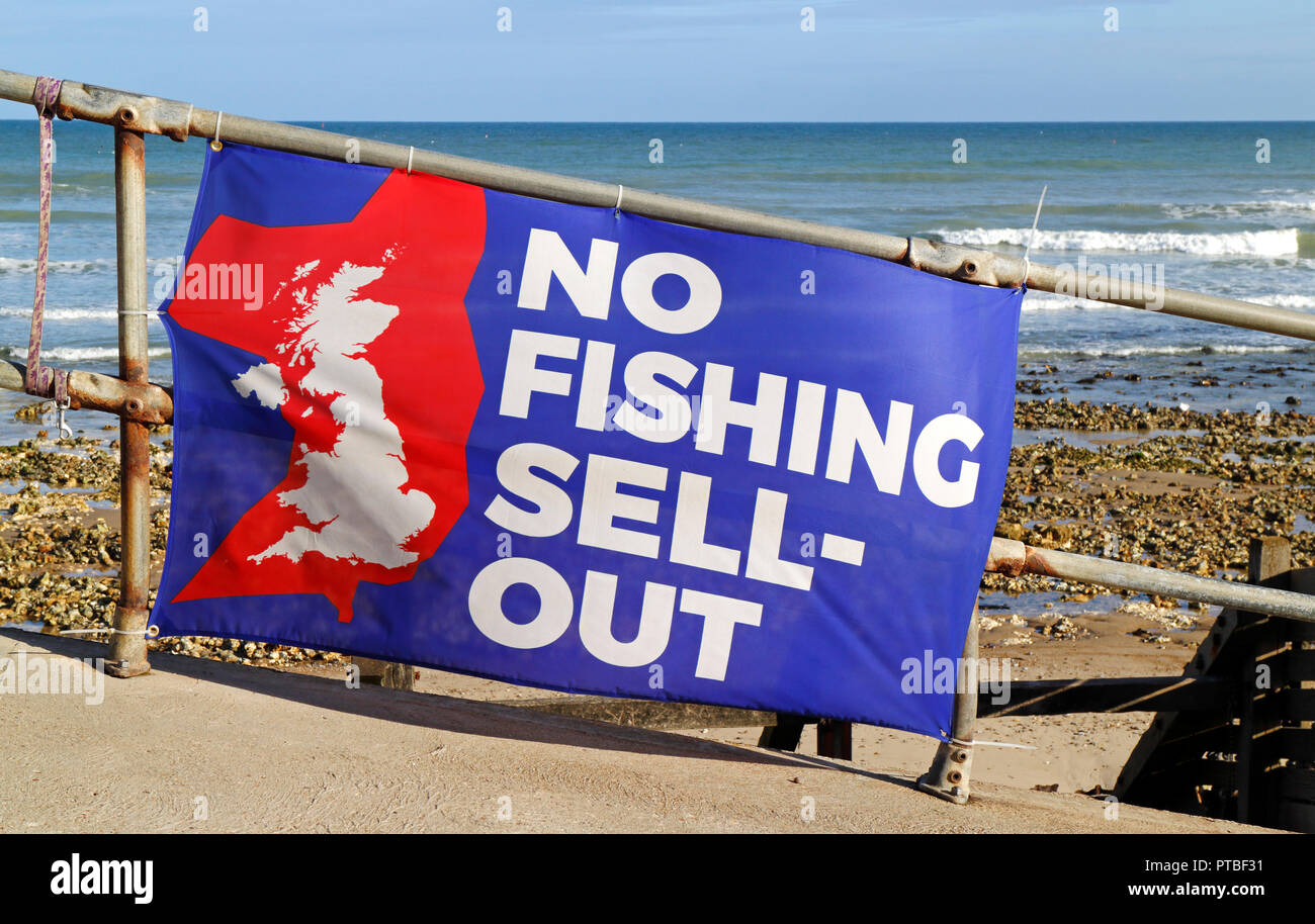 Keine Fischerei Ausgangsprodukteinführung banner re Brexit Verhandlungen in der Nähe der Küstenfischerei Boote bei West Runton, Norfolk, England, Vereinigtes Königreich, Europa. Stockfoto