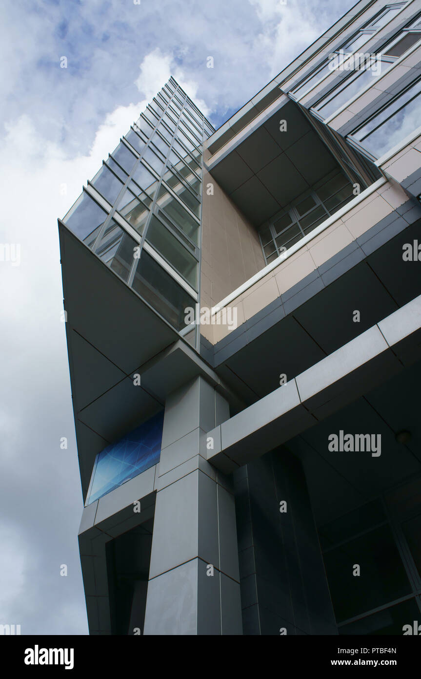 Schöne Bürogebäude aus modernen Materialien, Ansicht von unten Stockfoto