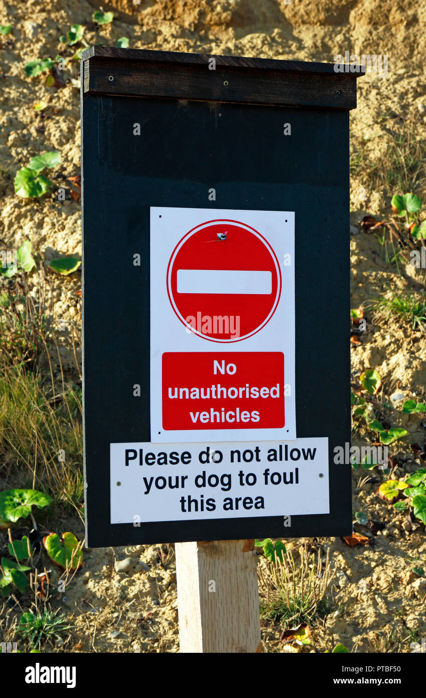 In einer Bekanntmachung Keine Zufahrt für unbefugte Fahrzeuge und kein Hundekot an der Basis der Zugang zum Strand an der West Runton, Norfolk, England, UK, Europa. Stockfoto