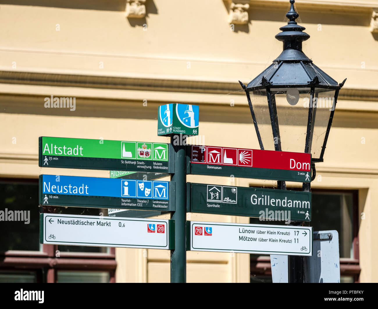 Wegweiser zeigen Wegbeschreibungen zu lokalen Attraktionen, Innenstadt Stadt Brandenburg, Brandenburg, Deutschland Stockfoto