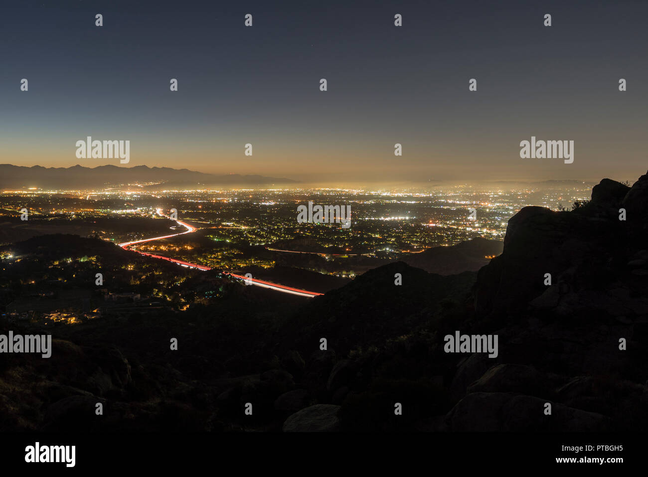 Los Angeles Kalifornien Berg Dämmerung Blick auf Porter Ranch und den 118 Freeway im San Fernando Valley. Burbank, North Hollywood und die San-G Stockfoto