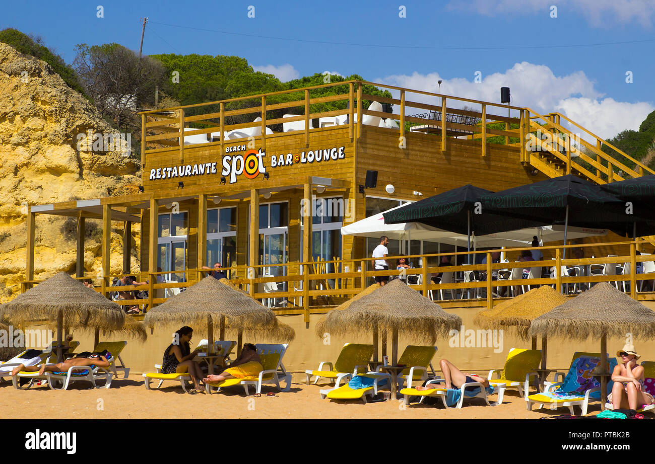 28. September 2018 eine Beach Bar und Restaurant mit einem offenen Oberdeck auf dem Praia do Inatel in Richtung der Altstadt Albufeira an der Algarve mit Sonnenliegen ein Stockfoto