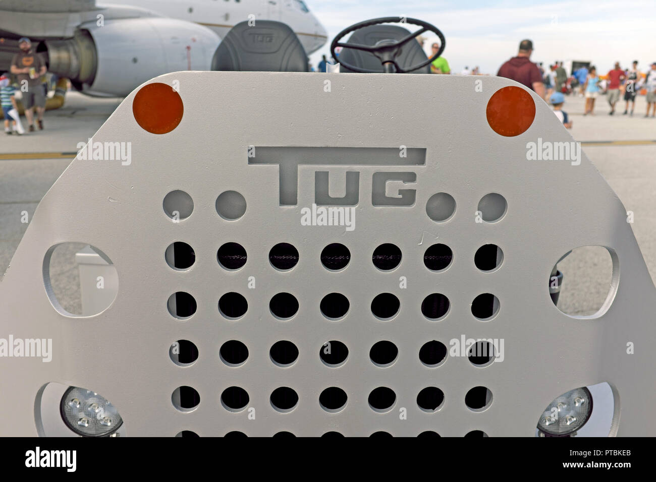 Ein Flughafen Schlepper Traktor Fahrzeug bei Burke Lakefront Airport in Cleveland, Ohio, USA. Stockfoto