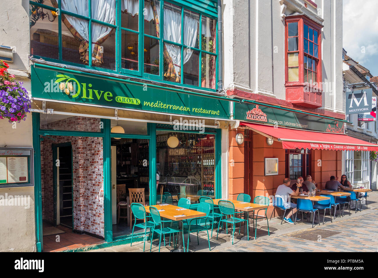 Olivenhain, mediterranes Restaurant, und Zaytoona, marokkanisches Libanesisches Restaurant, beste Lane, Canterbury, Kent, England Stockfoto