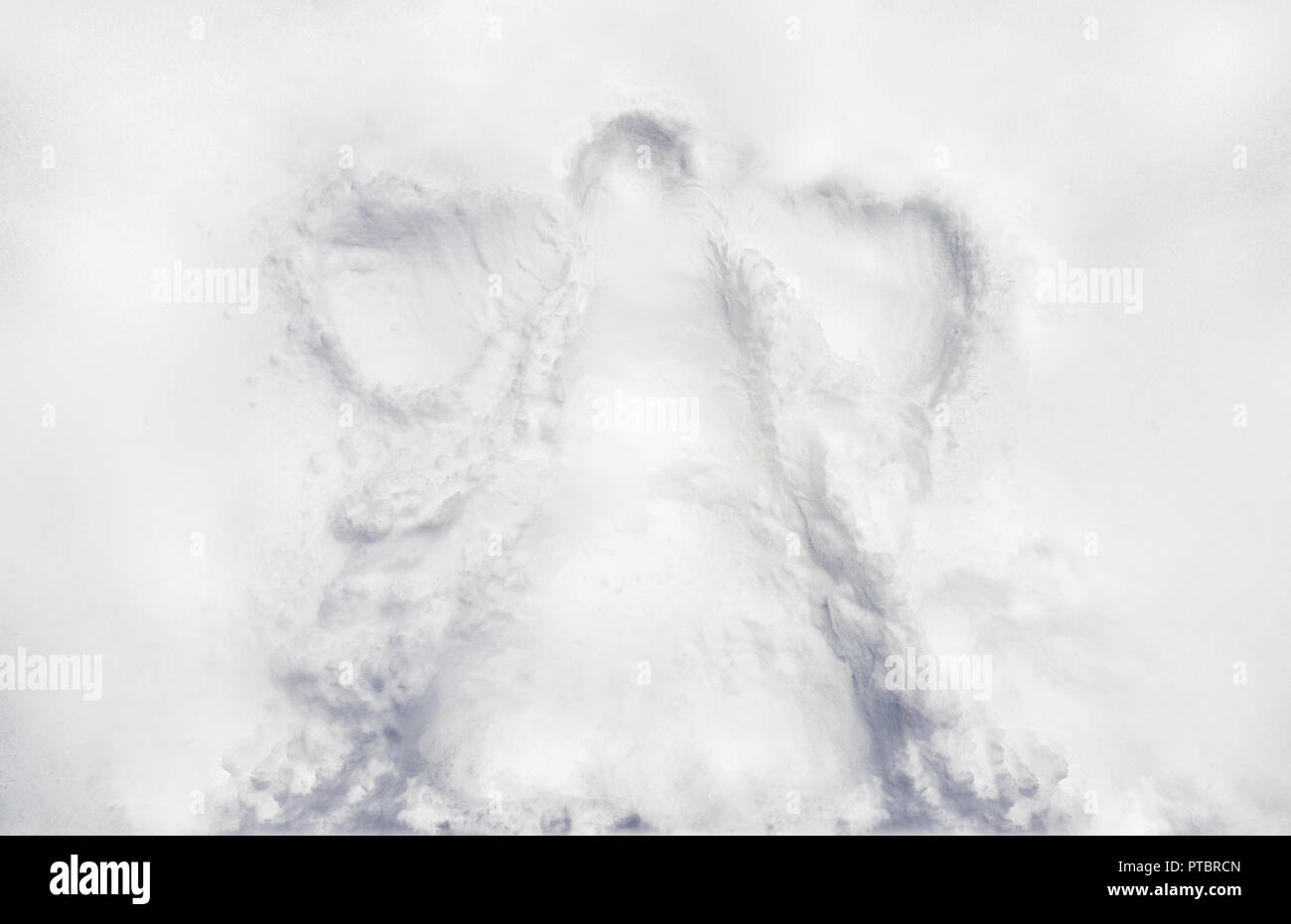 Eindruck im frischen Schnee fallen eines Schnee Winkel durch eine junge Kind getan. Fehlende Kind, fehlende Kinder Stockfoto