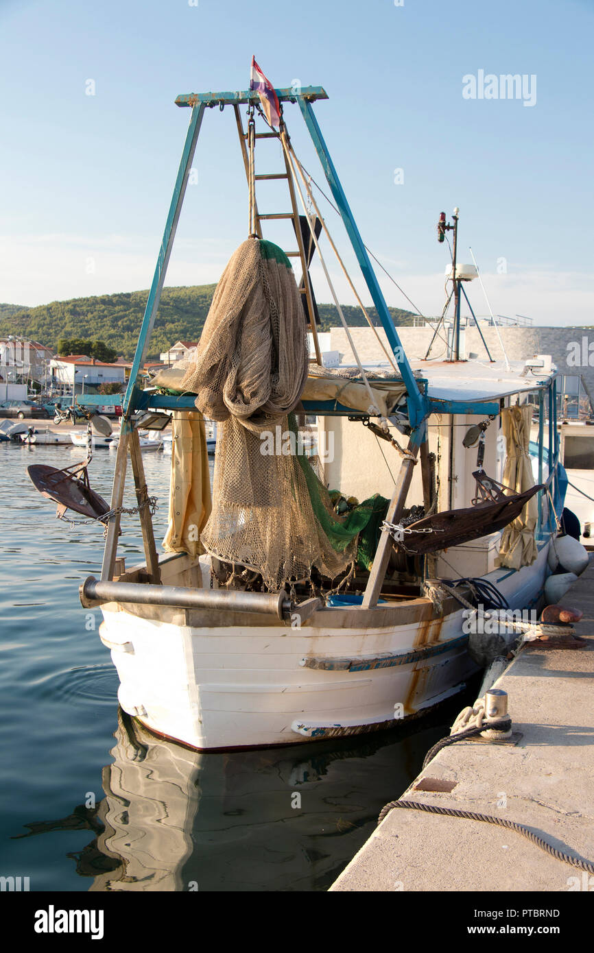 Tribunj, Kroatien - 24. August 2018: Fischtrawler Boot mit Ausrüstung für traditionelle Techniken der kommerziellen Fischerei in der Adria, am Pier Stockfoto