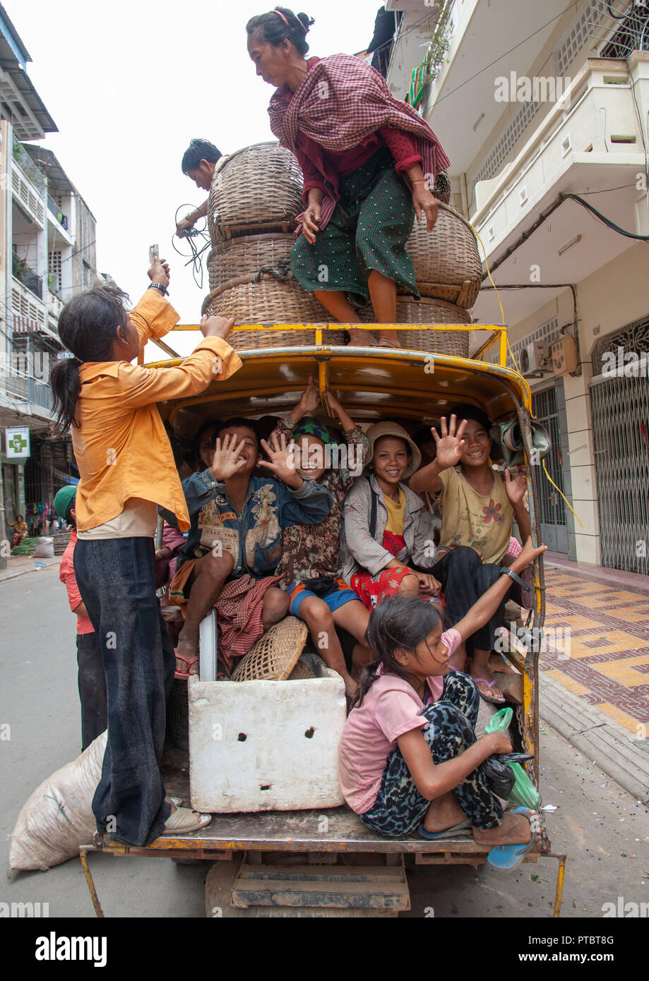 Rikscha überlastet in der Straße, Phnom Penh Provinz, Phnom Penh, Kambodscha Stockfoto