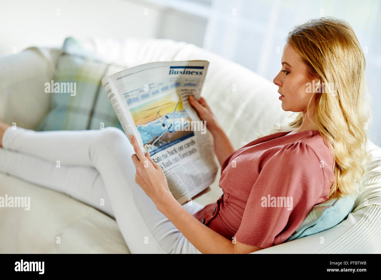 Frau mit einem finanziellen Papier Stockfoto