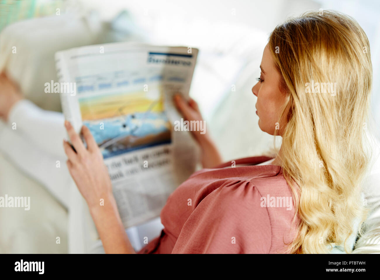 Frau mit einem finanziellen Papier Stockfoto