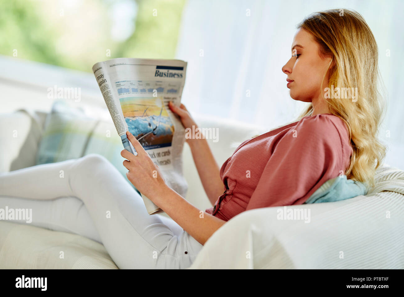 Frau mit einem finanziellen Papier Stockfoto