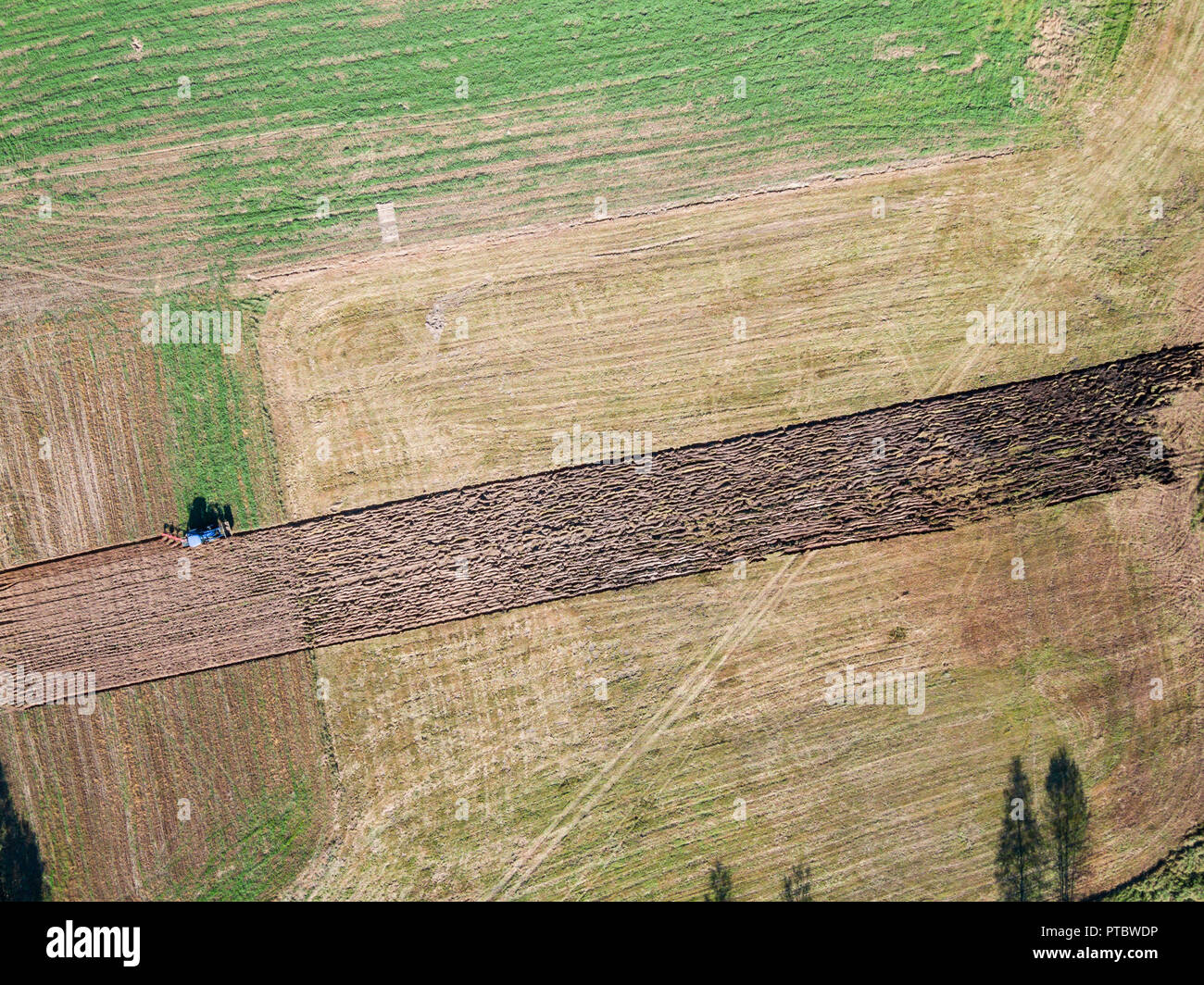 Luftaufnahme von Traktor Pflügen des Feldes Stockfoto