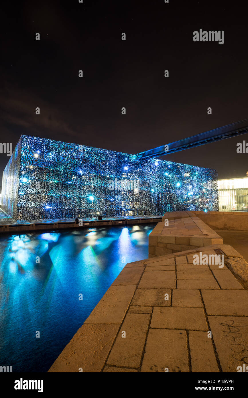 MUCEM - MUSEUM FÜR EUROPÄISCHE UND MEDITERRANE ZIVILISATION - MARSEILLE - Frankreich bei Nacht Stockfoto