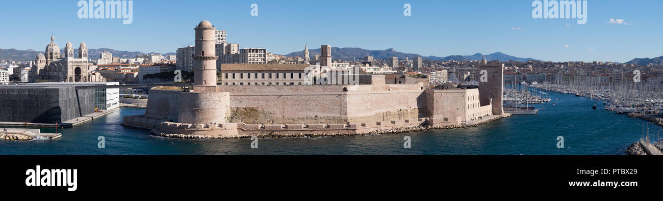 Panoramablick über "LE VIEUX PORT - MARSEILLE - Frankreich Stockfoto