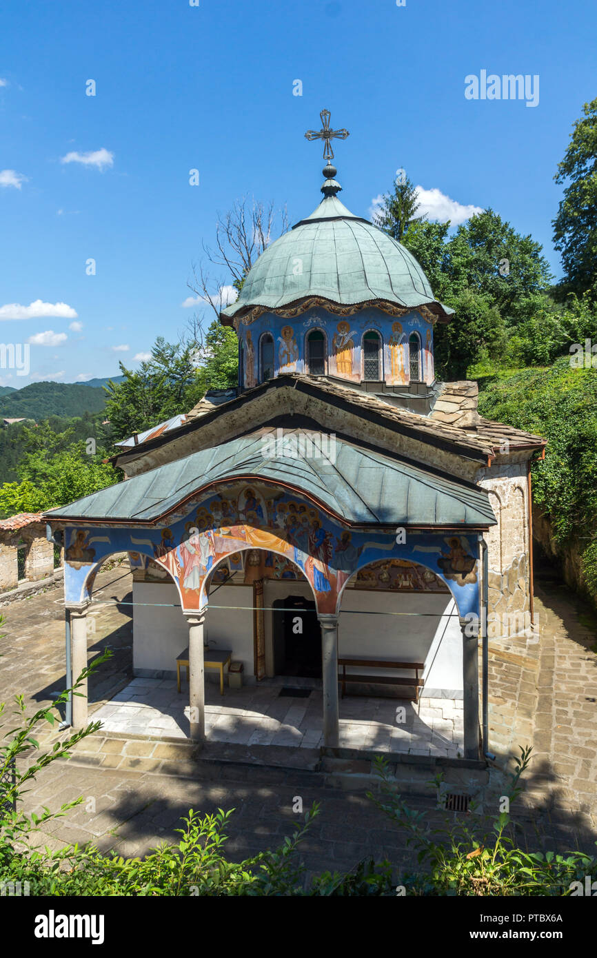 Gebäude des neunzehnten Jahrhunderts in Sokolski Kloster der Heiligen Mutter Annahme, Gabrovo, Bulgarien Stockfoto