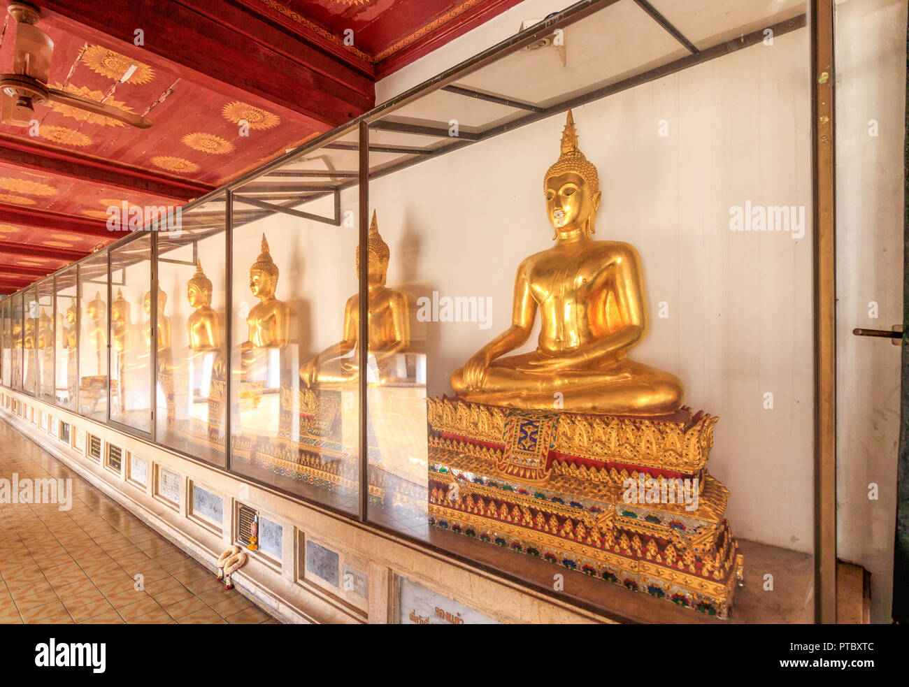 Buddha Statuen in einer Reihe am Mittwoch Buddha Tempel Stockfoto