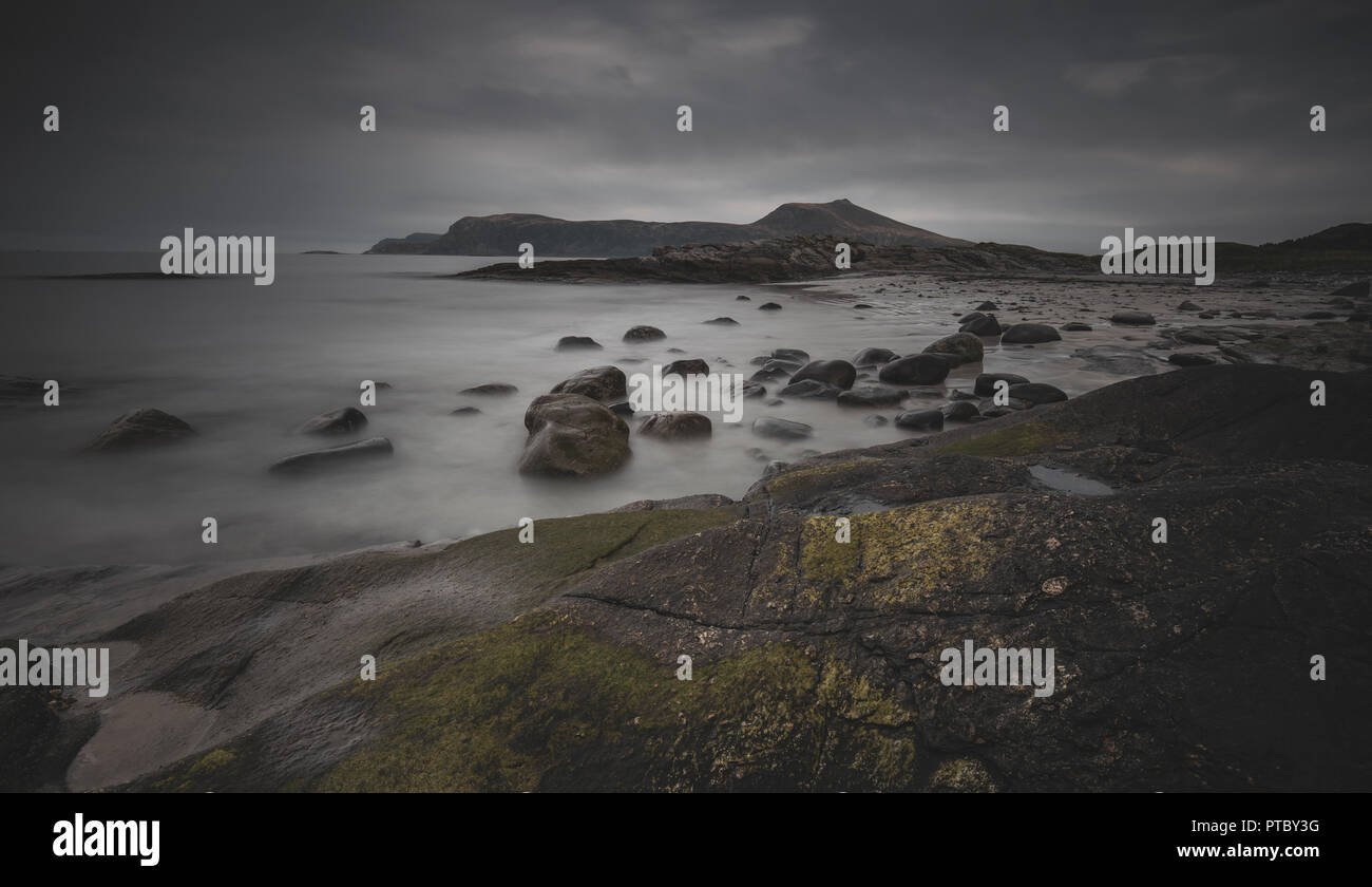 Einen felsigen Strand Alesund - Norwegia Stockfoto