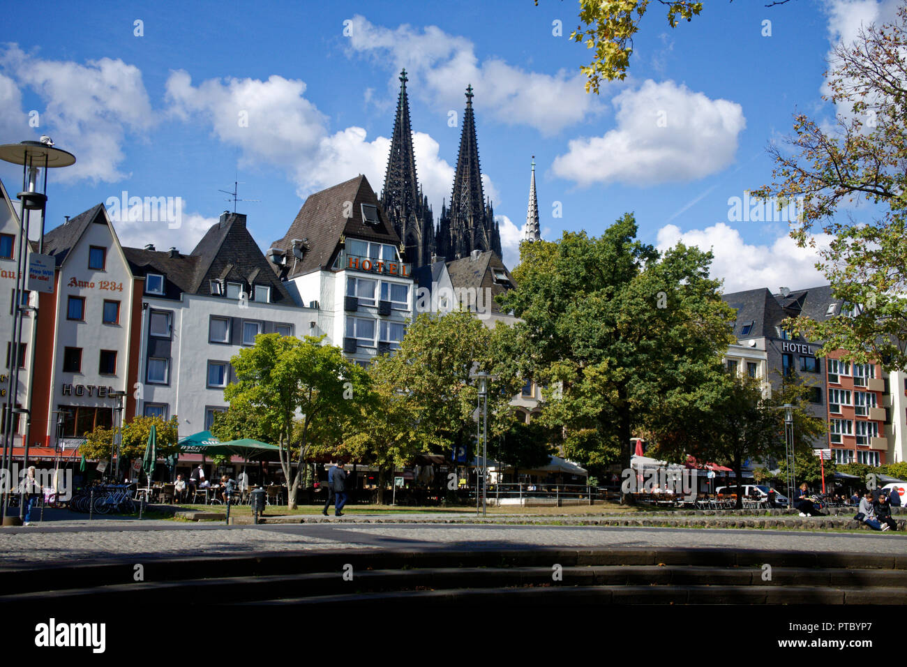 Die Kölner Innenstadt Riverside am Westufer des Rheins ist ein reizender Ort mit Hotels, Bars und Restaurants Stockfoto