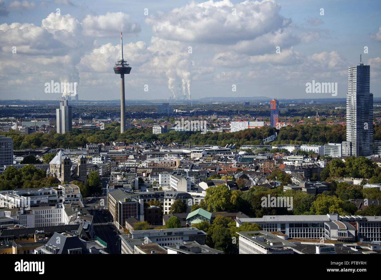 Der Blick North West von der Aussichtsplattform im Turm der gotischen Kölner Dom zeigt die noch größer Colonius Turm Stockfoto