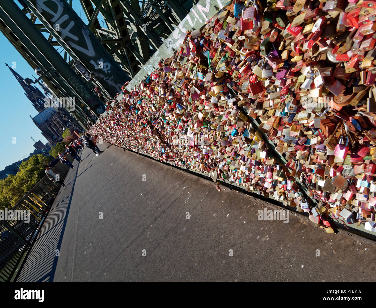 Der Fußgängerweg auf der berühmten Hohenzollern Eisenbahnbrücke in Köln hat Tausende von Liebe Vorhängeschlösser an den Zaun befestigt Stockfoto