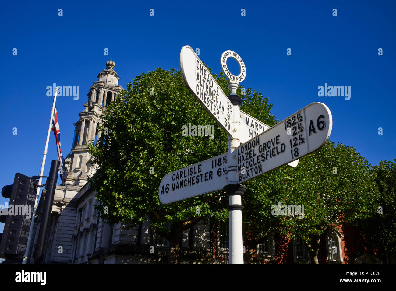 Wegweiser auf der A6 bei Stockport mit Entfernungen zu London, Carlisle, Manchester und Buxton Stockfoto