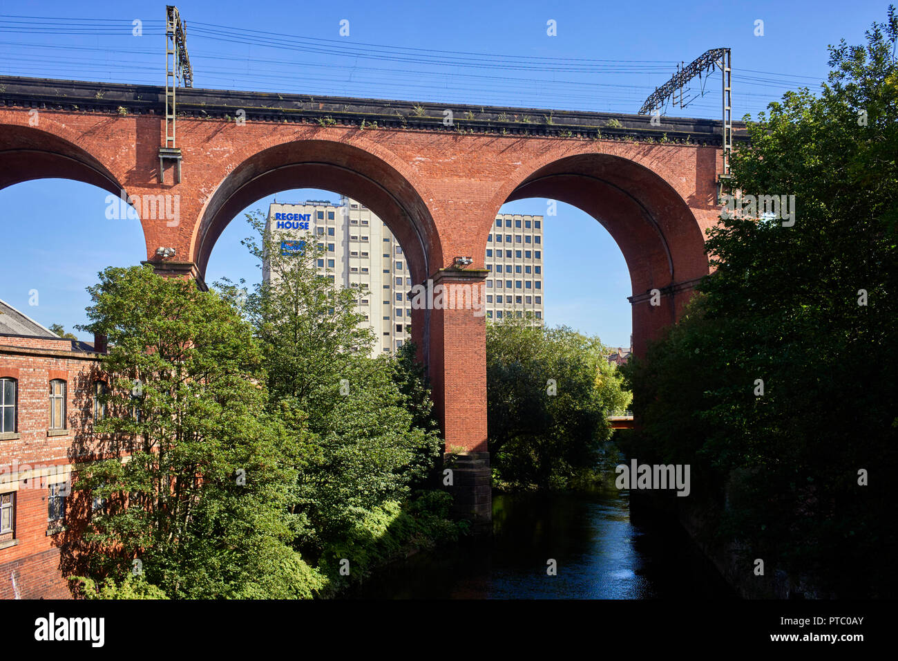 Backstein gebaut Bahn Viadukt führt über den Fluss Mersey in Manchester, Greater Manchester Stockfoto