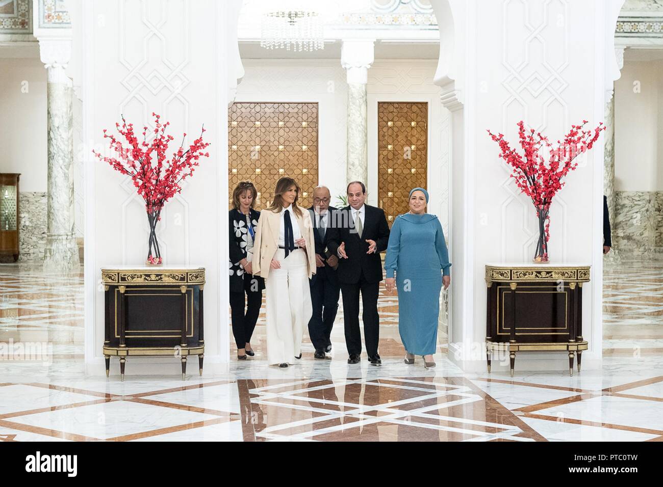 Us-First Lady Melania Trump, Links, wird von den ägyptischen Präsidenten Abdel Fattah El-Sisi begleitet, und seine Frau Entissar El-Sisi vor einem Treffen an der Ittihadiya Palace Oktober 6, 2018 in Kairo, Ägypten. Die First Lady ist auf der letzten Etappe ihrer ersten überseeischen solo Reise. Stockfoto