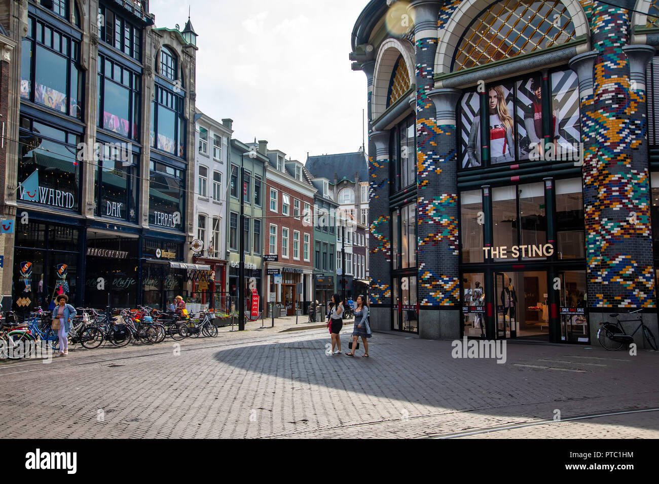 Den Haag, Niederlande - 6. Juli 2018: Das Stadtzentrum von Den Haag sind voll von Bars und Geschäften entlang der Einkaufsstraßen. Die drittgrößte Stadt in t Stockfoto