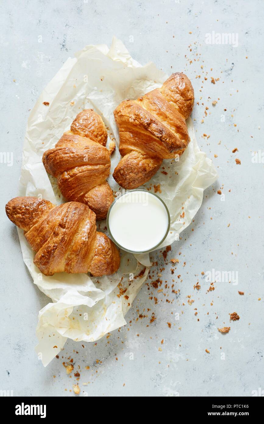 Französisch frischen knusprigen Croissant mit einem Glas Milch zum Frühstück, selektiver Fokus, kopieren Raum Stockfoto