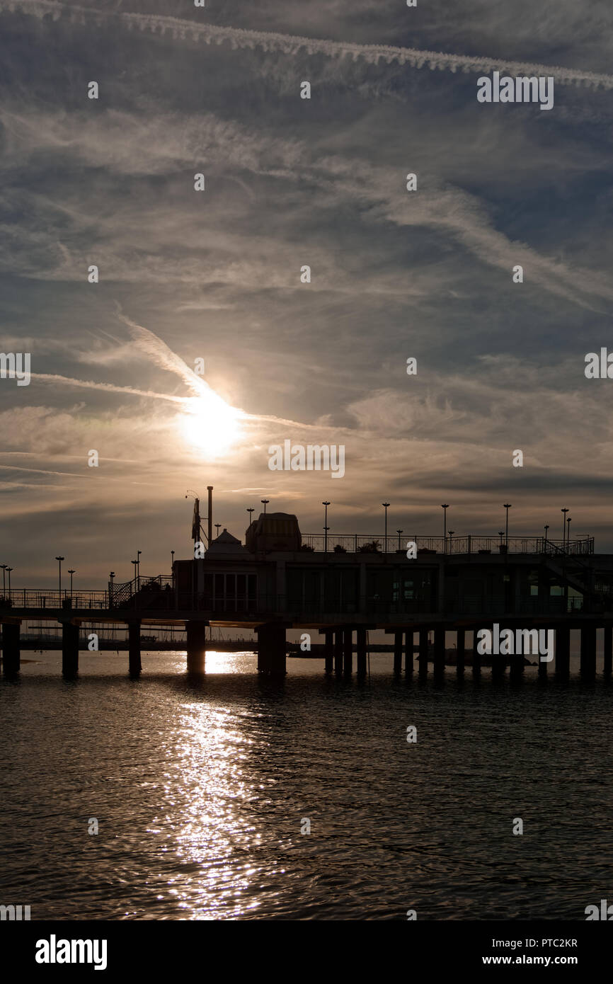 Der Pier von Gabicce Mare gegen das Licht bei Sonnenuntergang Stockfoto