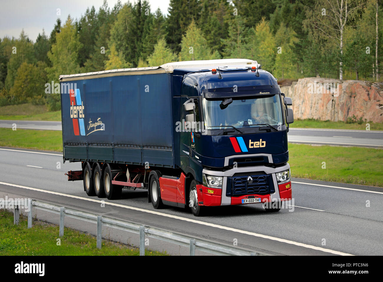 Salo, Finnland - 28 September, 2018: Bunte Renault Trucks T Auflieger des Teb Transport, Frankreich, auf Autobahn am Tag der Herbst im Süden Finnlands. Stockfoto