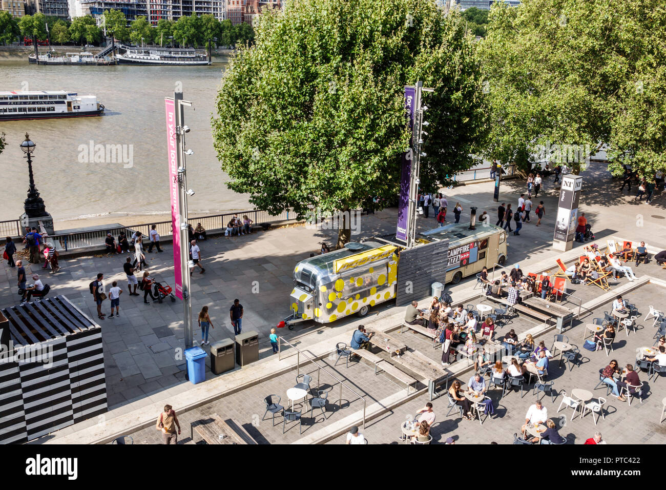 London England, Großbritannien, Lambeth South Bank, Themse River, Flussufer, Queen's Walk Promenade, Damm, National Theatre Theatre Theatre plaza, Food Trailer, Tische, Krähe Stockfoto