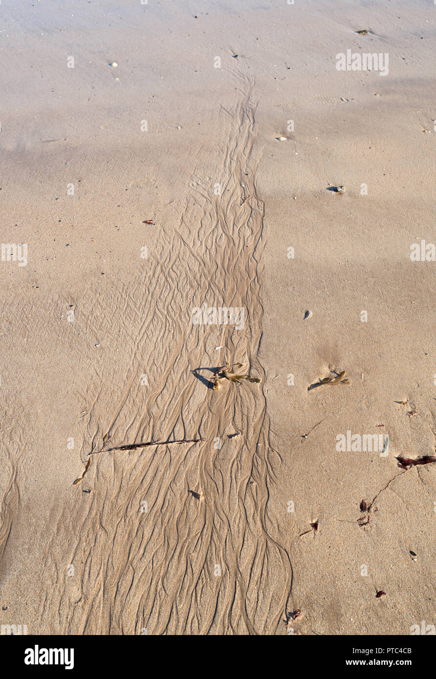 Muster in den Sand am Strand bei niedrigen Newton-By-The-Sea, Northumberland, England, Großbritannien Stockfoto
